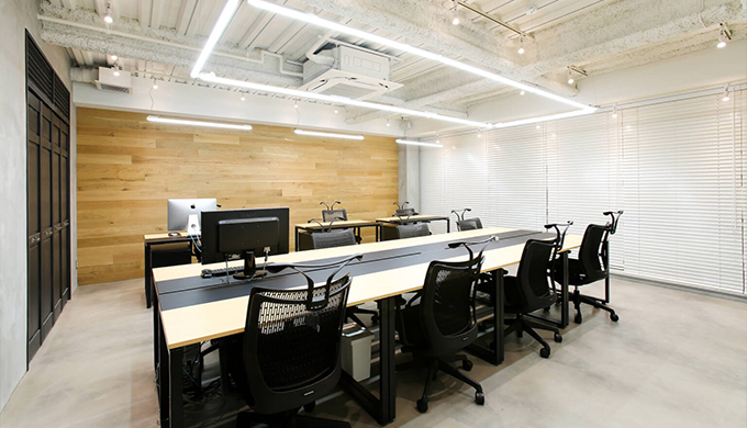 自然開放明亮的辦公室