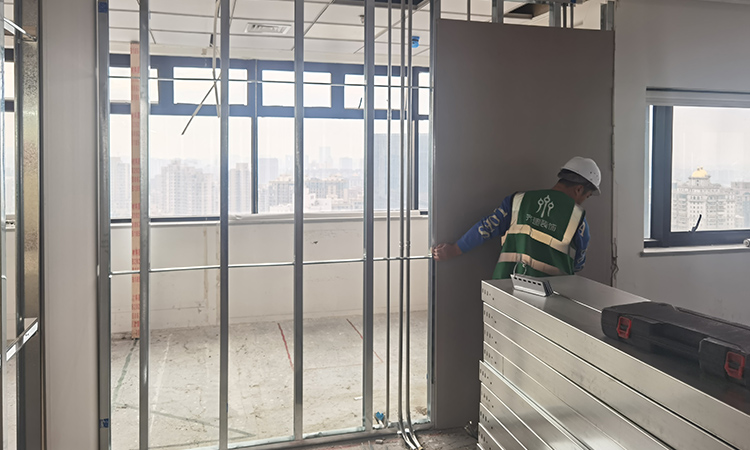 上海長(zhǎng)寧世貿(mào)商城辦公室裝修施工現(xiàn)場(chǎng)組圖