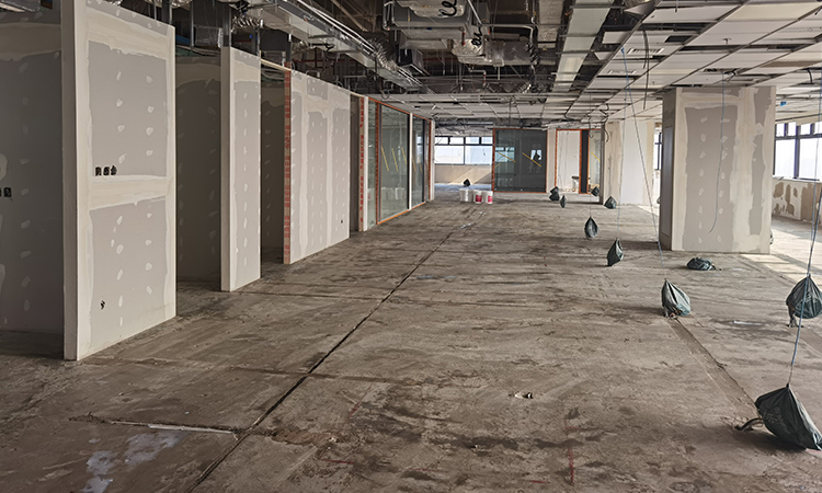 上海辦公室裝修現場PVC地膠界面施工管理5