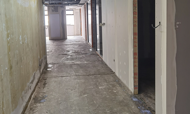 上海辦公室裝修現場PVC地膠界面施工管理4