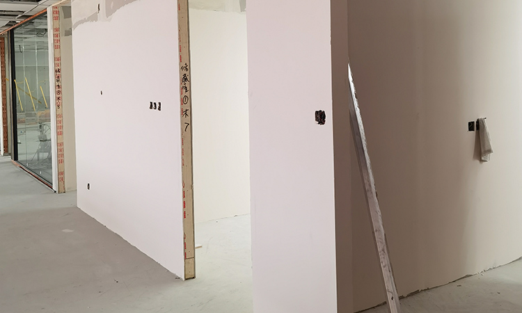 上海辦公室裝修公司施工現場墻頂面油工批嵌4