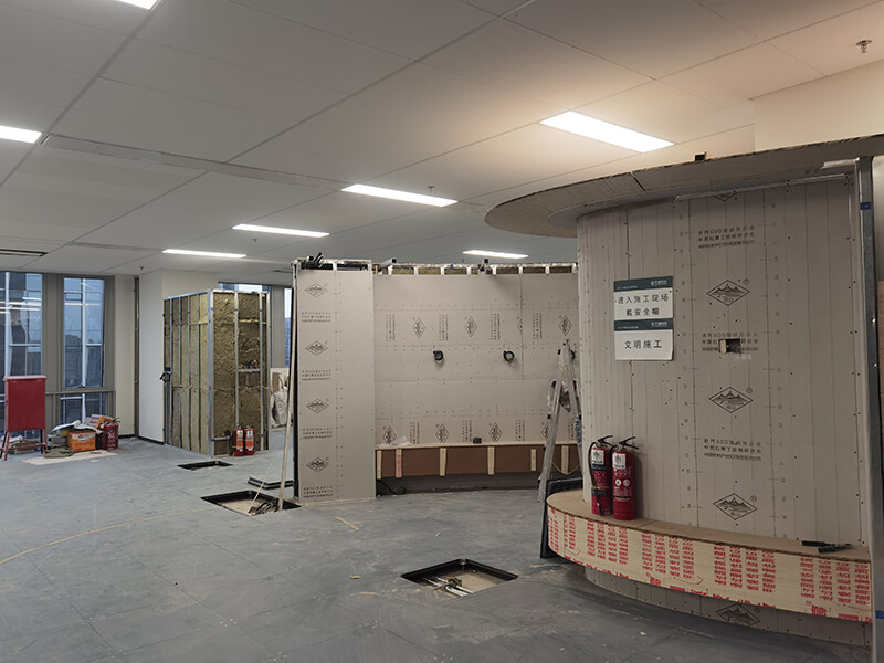 上海辦公室裝修輕鋼龍骨隔斷施工現(xiàn)場(chǎng)_齊建裝飾