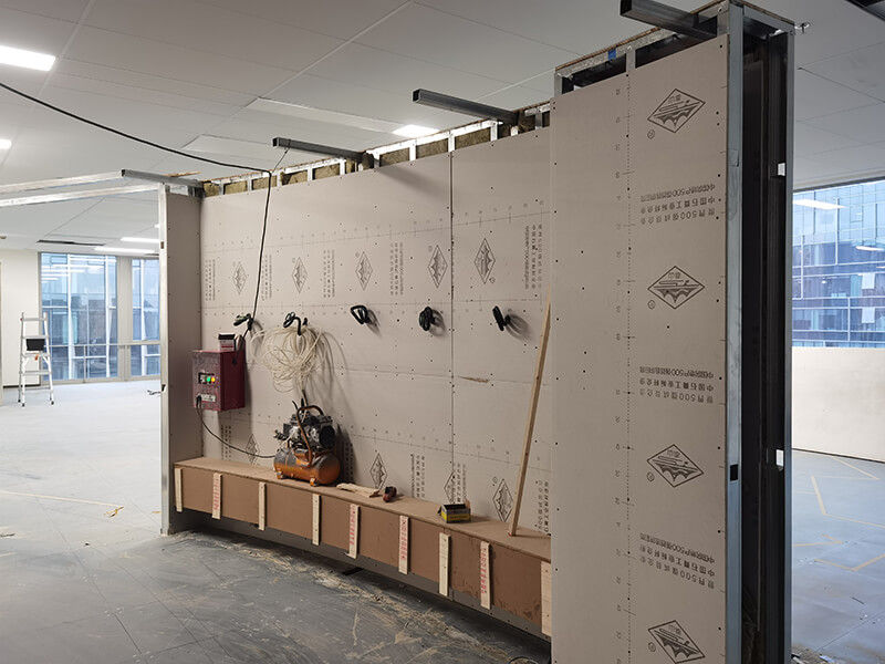 上海辦公室裝修輕鋼龍骨隔斷施工現場圖5