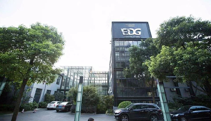 上海靈石路“宇宙電競中心”辦公室裝修公司